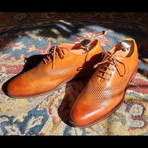 Stunning brown wingtip oxford mens dress shoe!